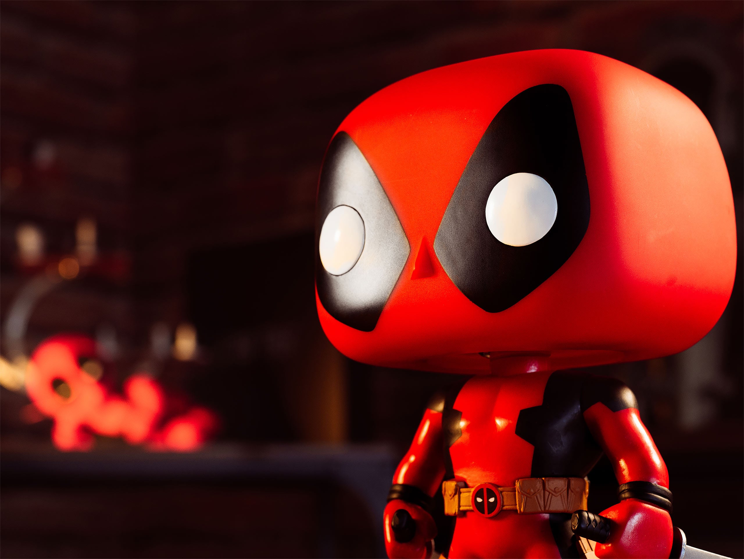 Produktbild Marvel - Deadpool med svärd Funko Pop figur med vickande huvud 23,5 cm