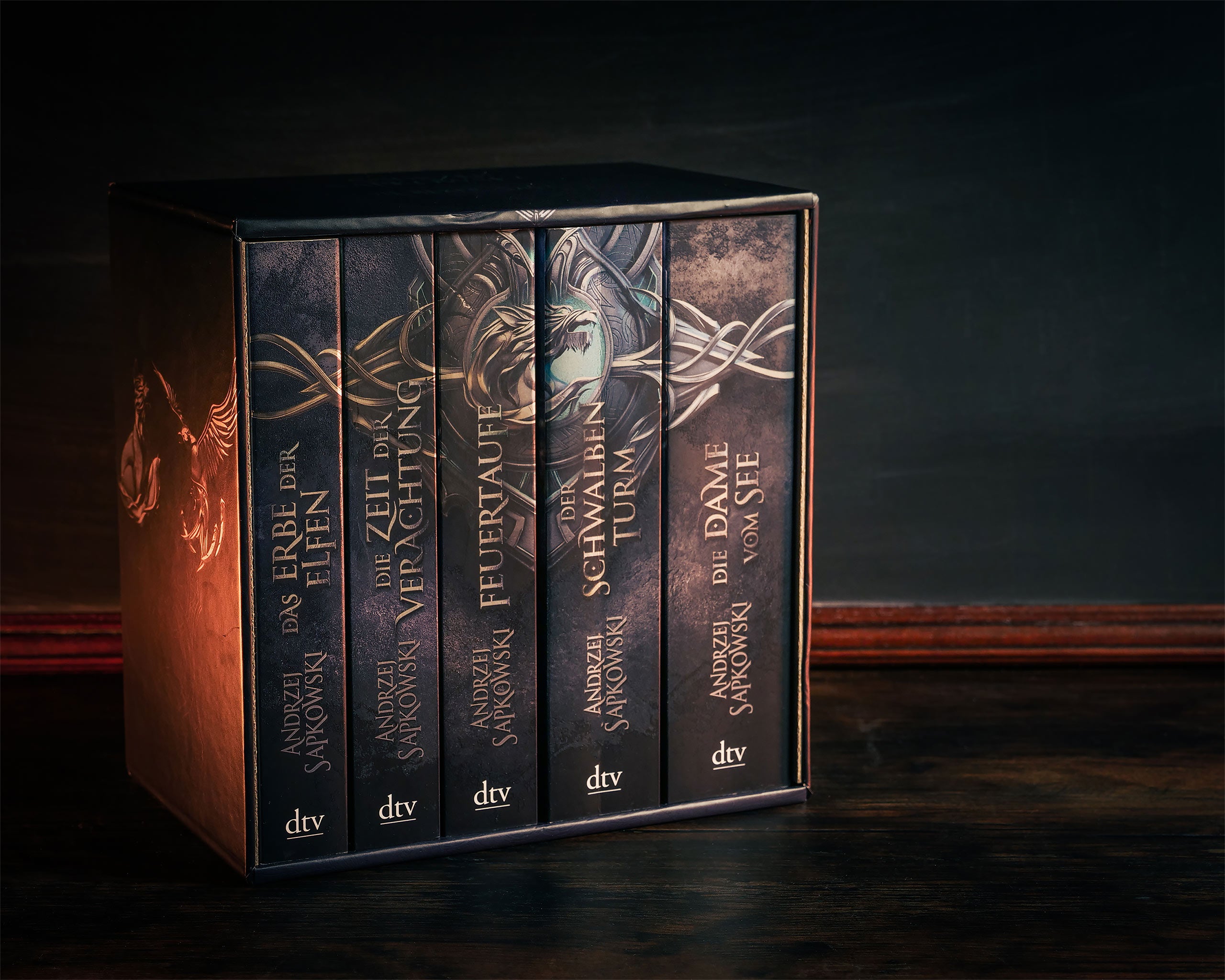 Produktbild De 5 banden av Häxersagan i en elegant box