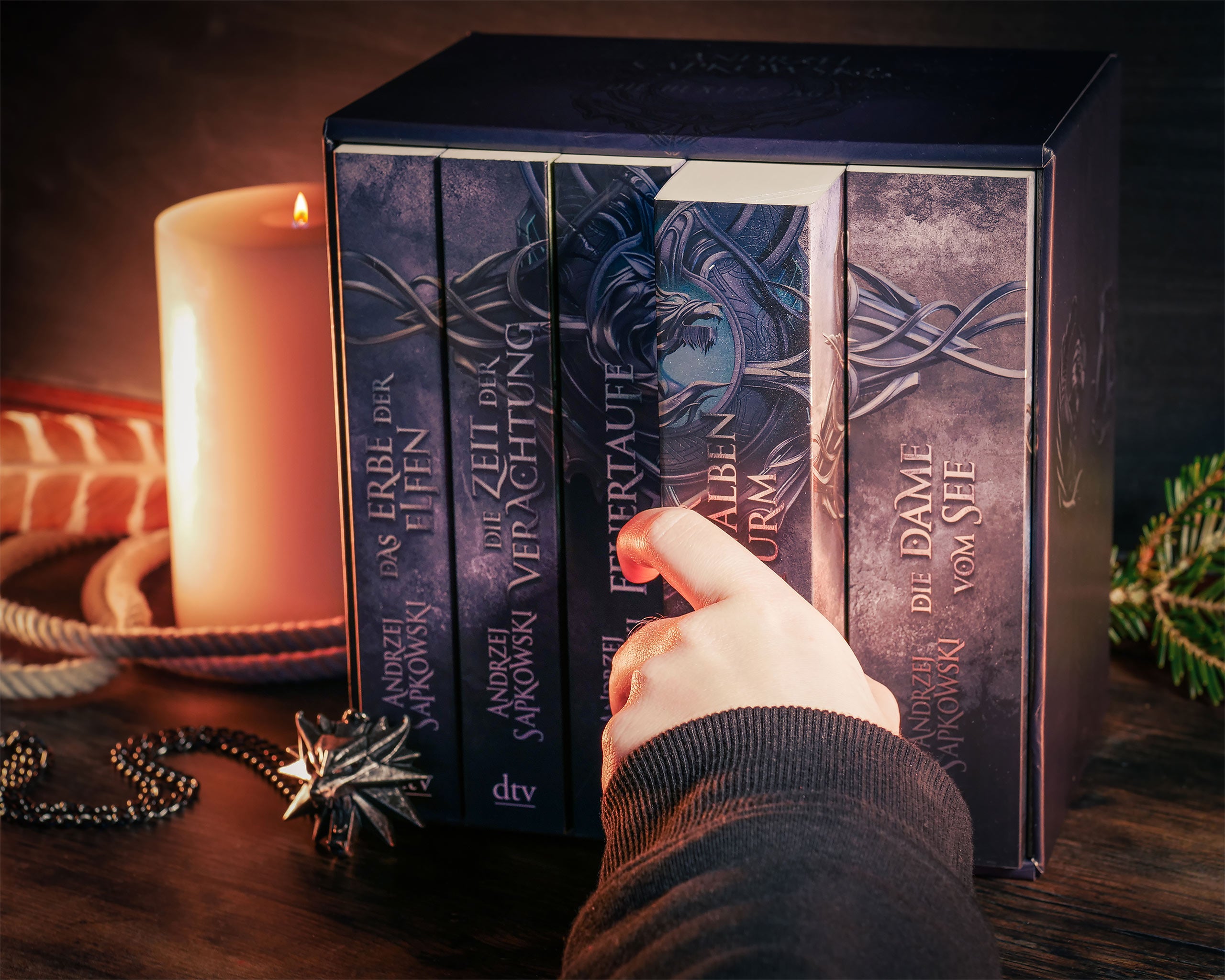 Produktbild De 5 banden av Häxersagan i en elegant box