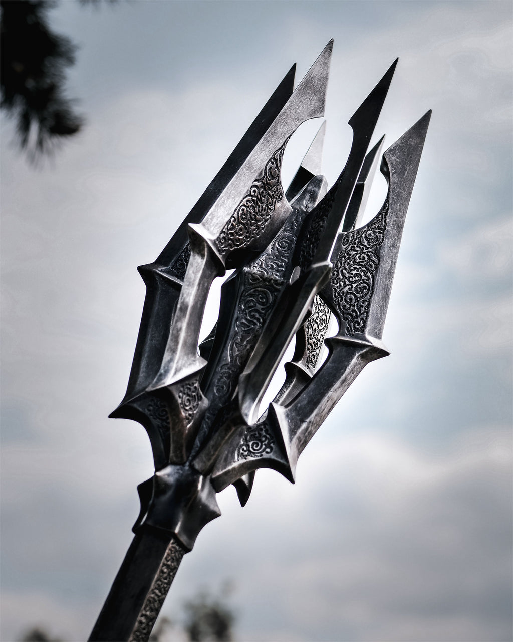 Product image The Lord of the Rings – Sauron’s Mace Replica with War Banner (Red Eye Edition)