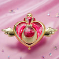 Produktbild Sailor Moon - Crisis Moon Compact förvandlingsbrosch med ljus- och ljudeffekter