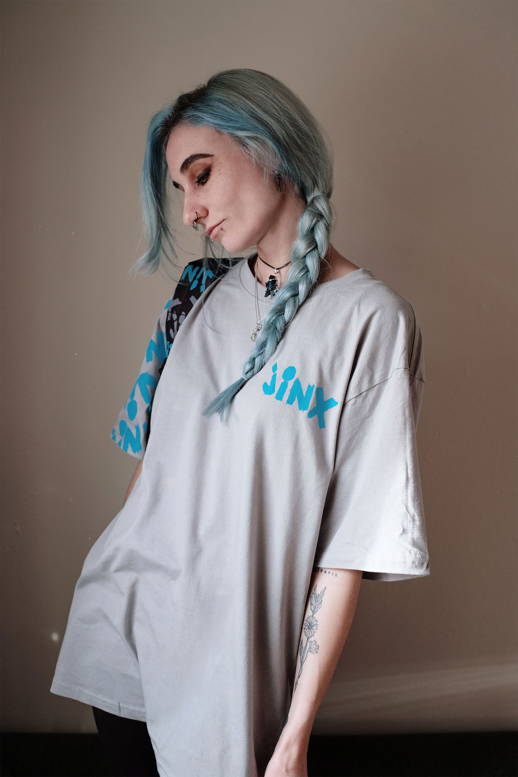 Produktbild League of Legends - Jinx karaktär T-shirt grå
