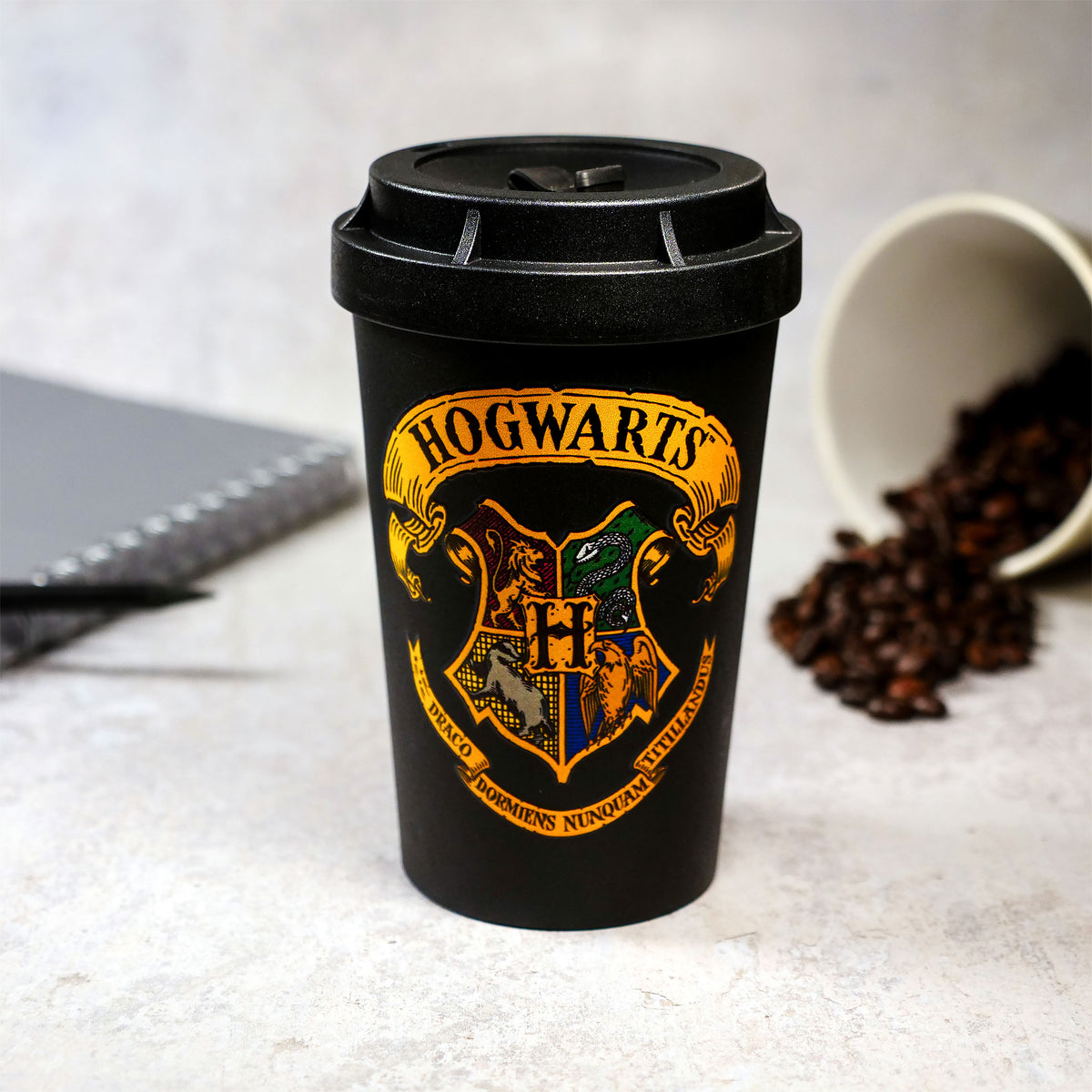 Produktbild Hogwarts Emblem To Go-mugg - Harry Potter