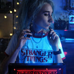 Produktbild Stranger Things - Distressed Logo Crop Top vit