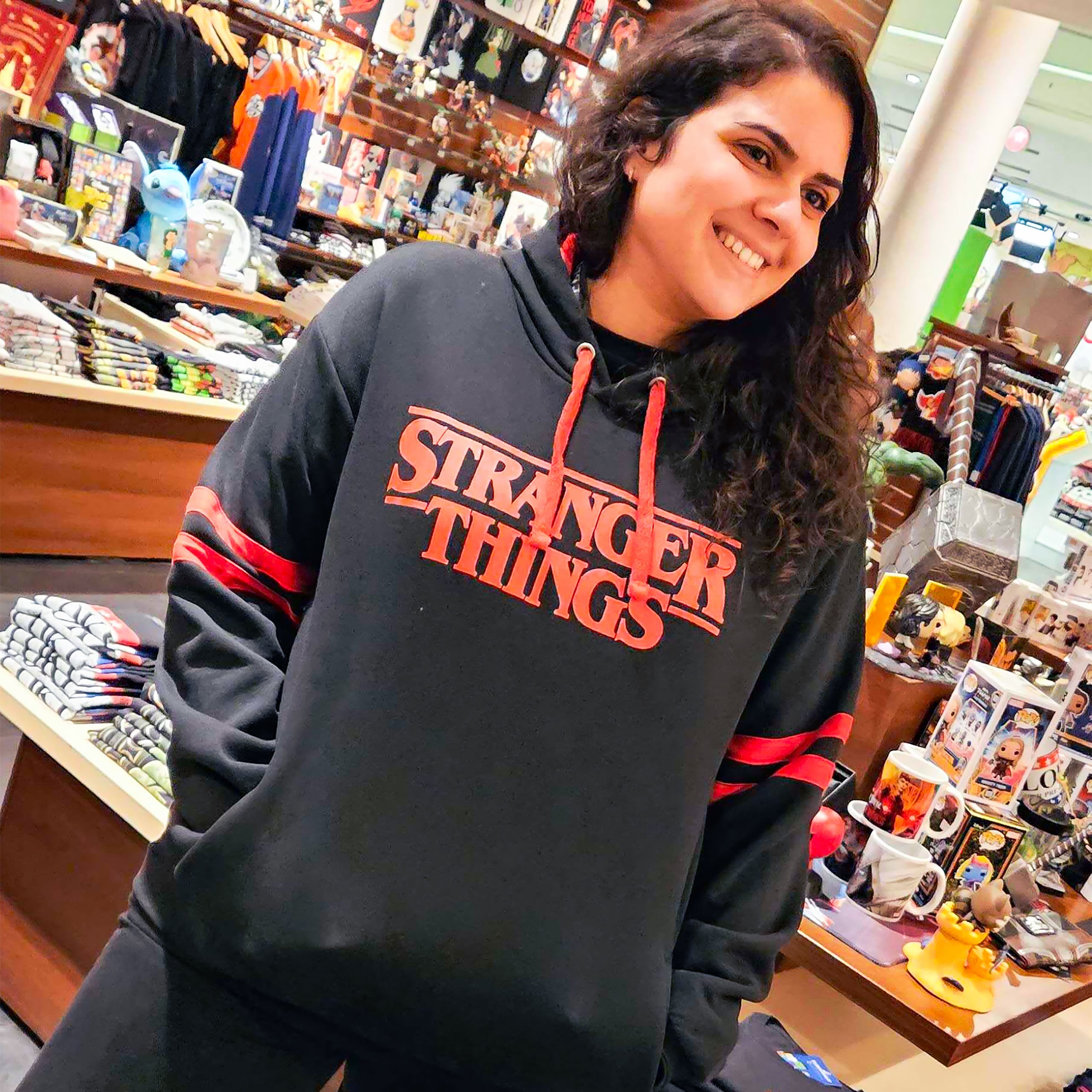 Produktbild Stranger Things - Logotyp Huvtröja svart
