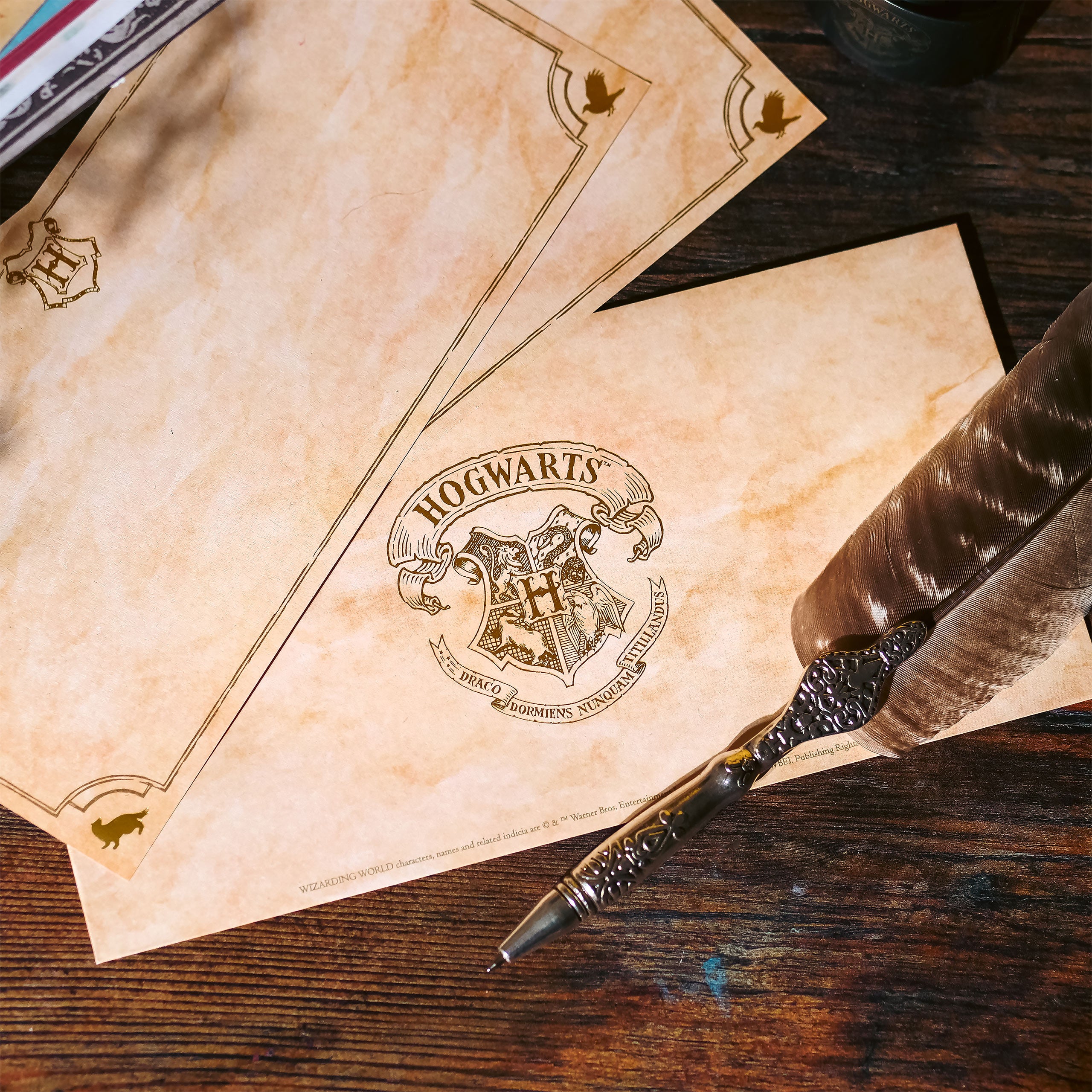 Produktbild Harry Potter - Skrivfjäder med Hogwarts brevpapper-set