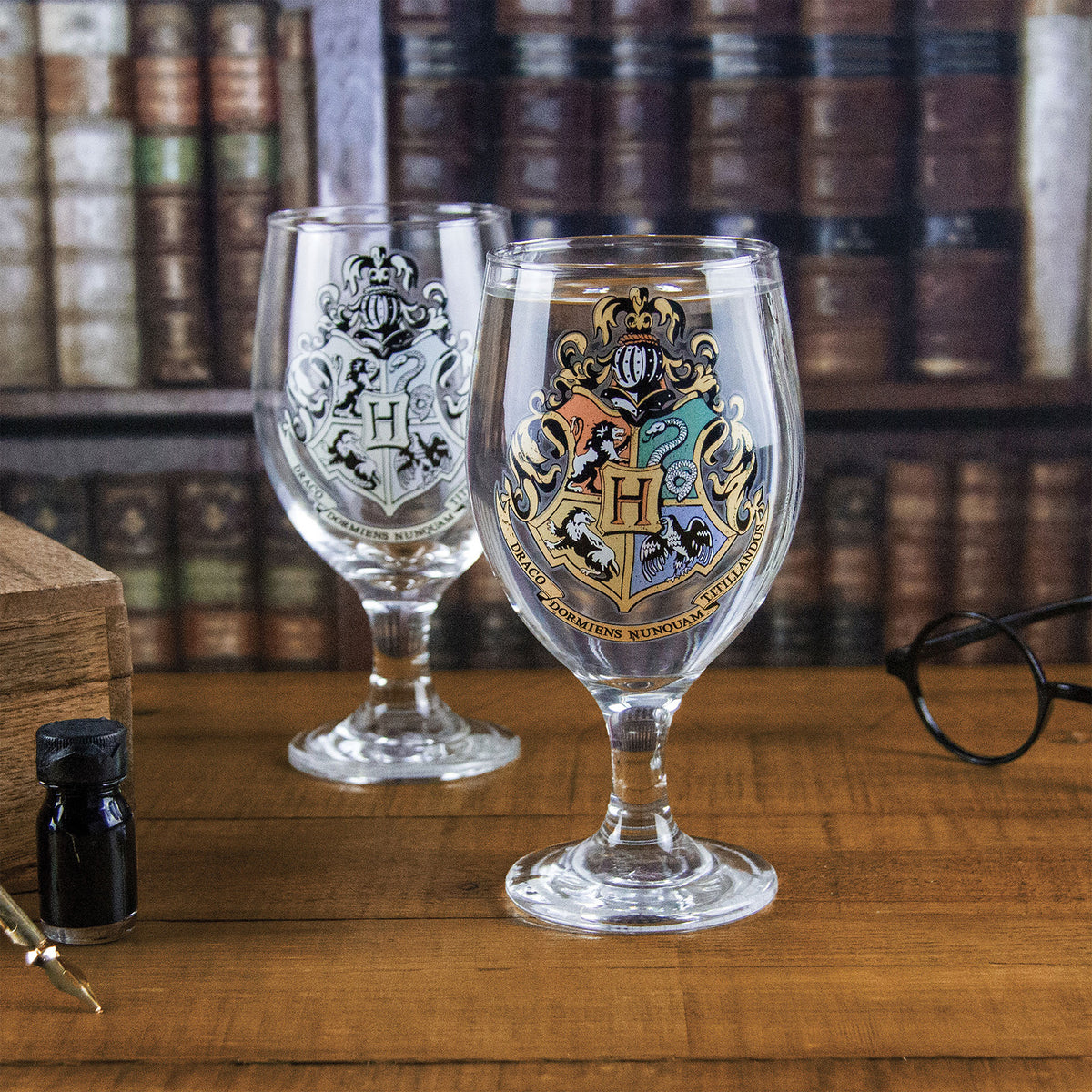 Produktbild Harry Potter - Hogwarts vapensköld färgskiftande glas