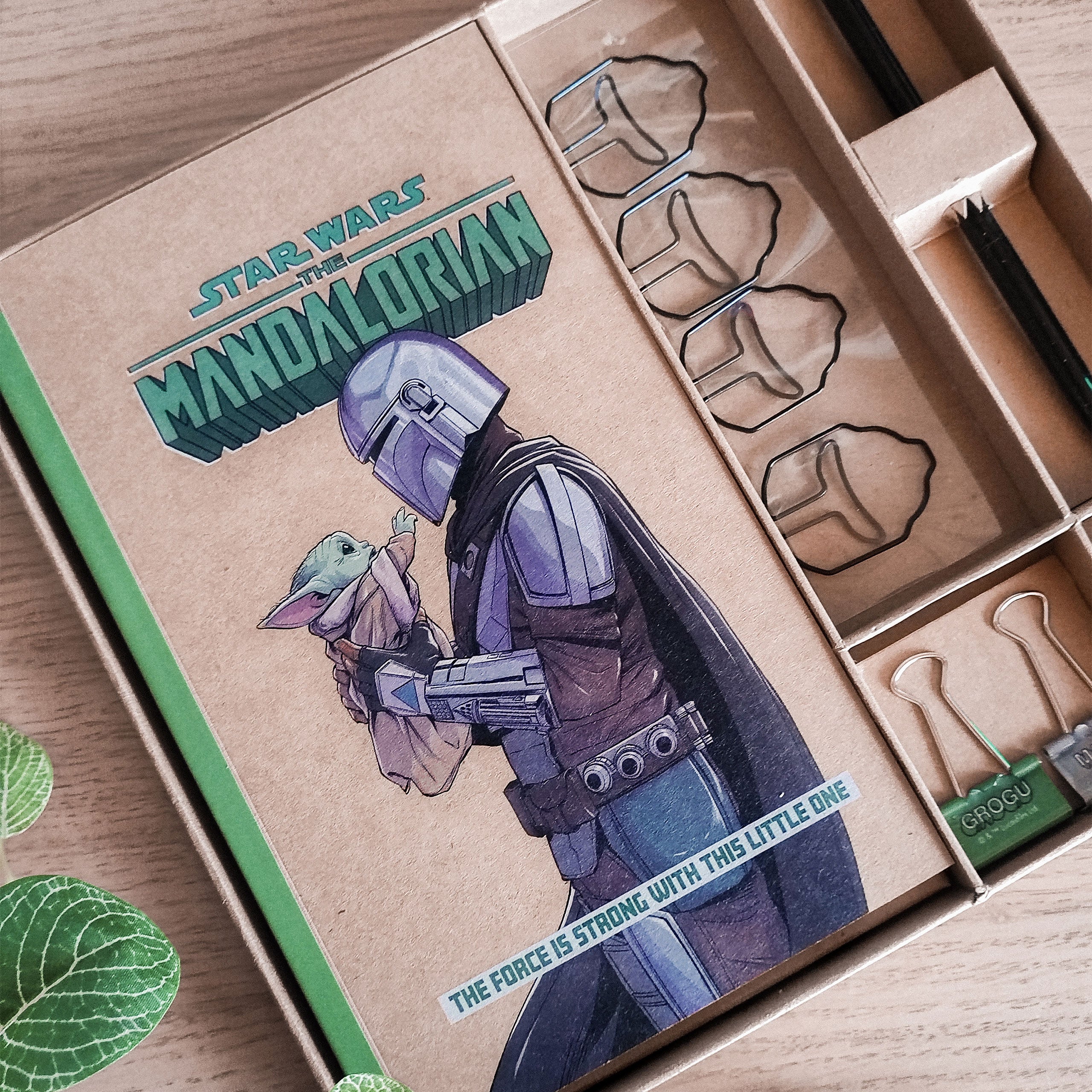 Produktbild Mandalorian med Grogu skrivset - Star Wars The Mandalorian