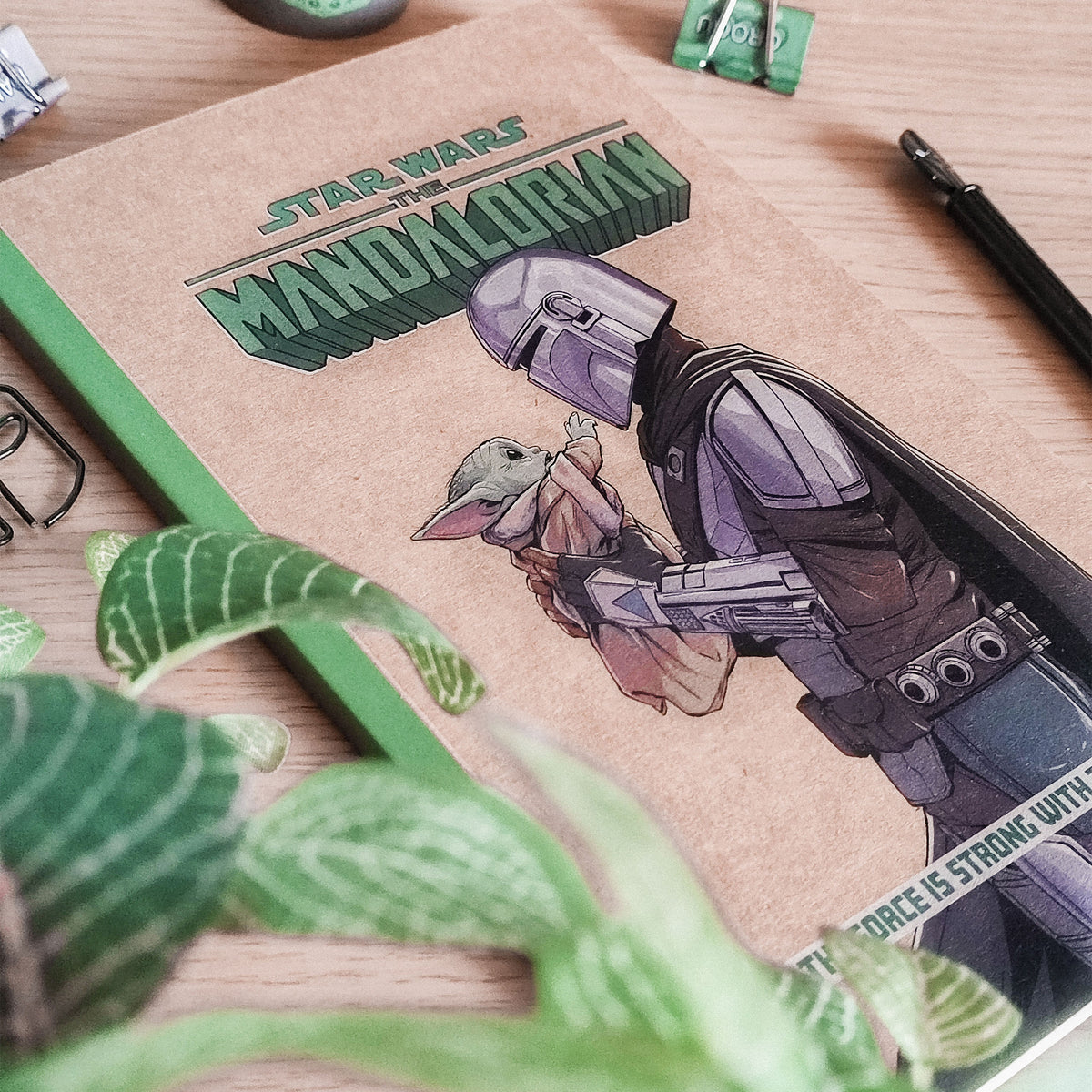Produktbild Mandalorian med Grogu skrivset - Star Wars The Mandalorian
