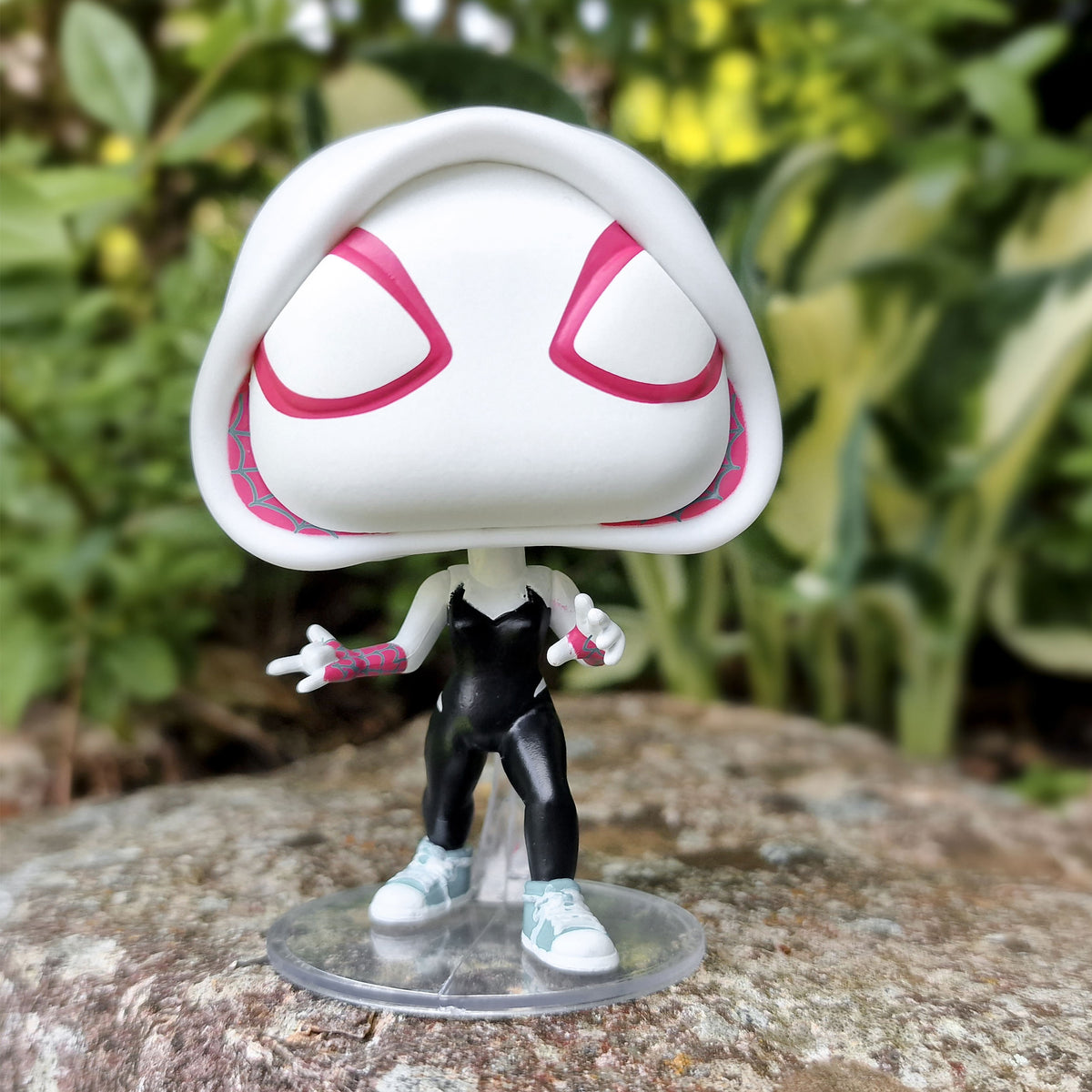 Produktbild Spider-Man Across The Spider-Verse - Spider-Gwen Funko Pop-figur med rörligt huvud