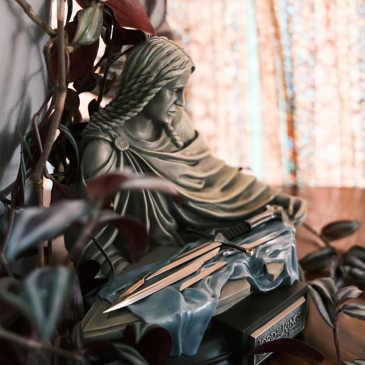 Product image The Lord of the Rings - Broken Blade of Narsil with 1:5 Scale Statue