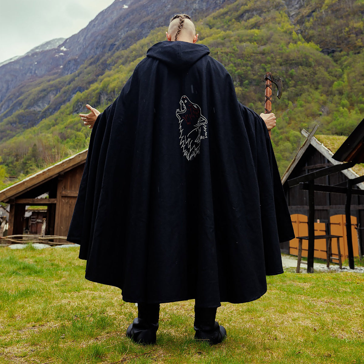 Produktbild Medeltida mantel Alpha med vargbrodyr svart