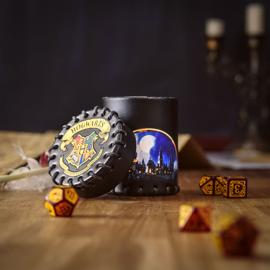 Produktbild Harry Potter - Svart Hogwarts tärningsbägare