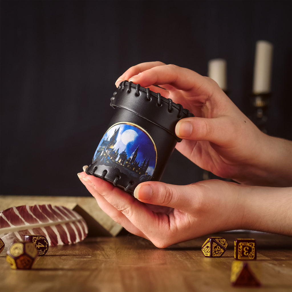 Produktbild Harry Potter - Svart Hogwarts tärningsbägare