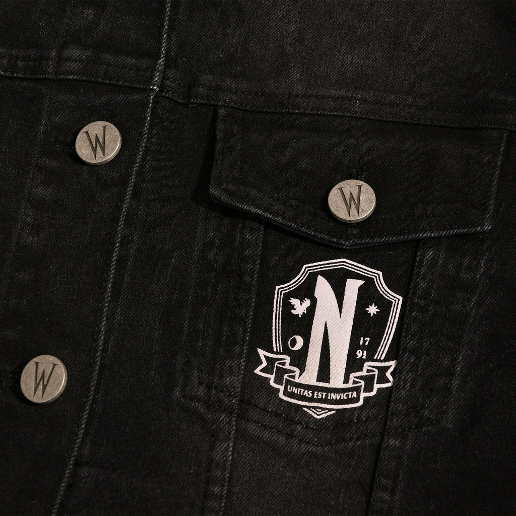 Produktbild Wednesday - Svart jeansjacka Nevermore Academy