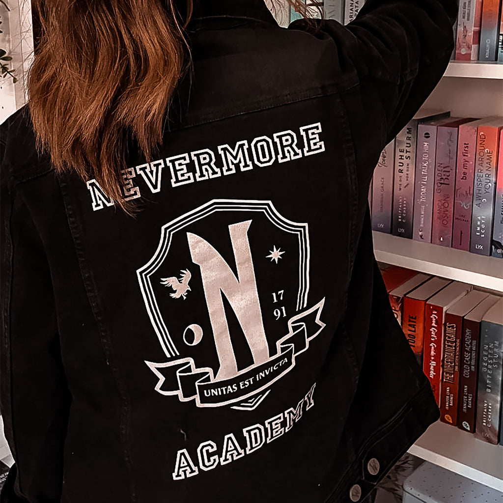 Produktbild Wednesday - Svart jeansjacka Nevermore Academy