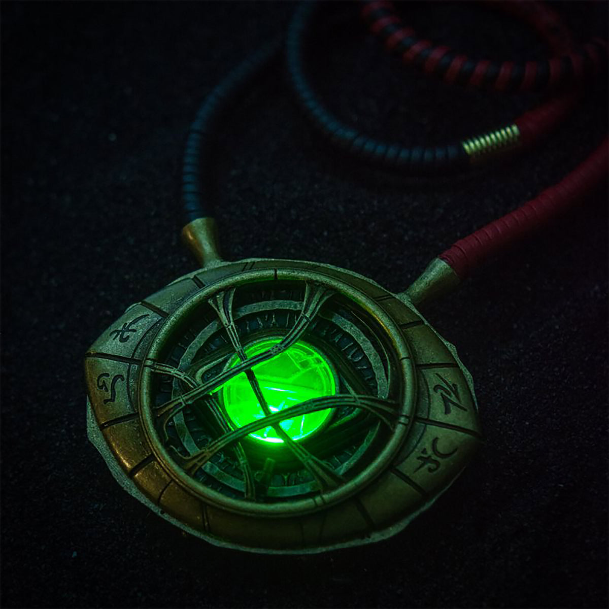 Produktbild Doctor Strange - Ögat av Agamotto halsband med ljuseffekt