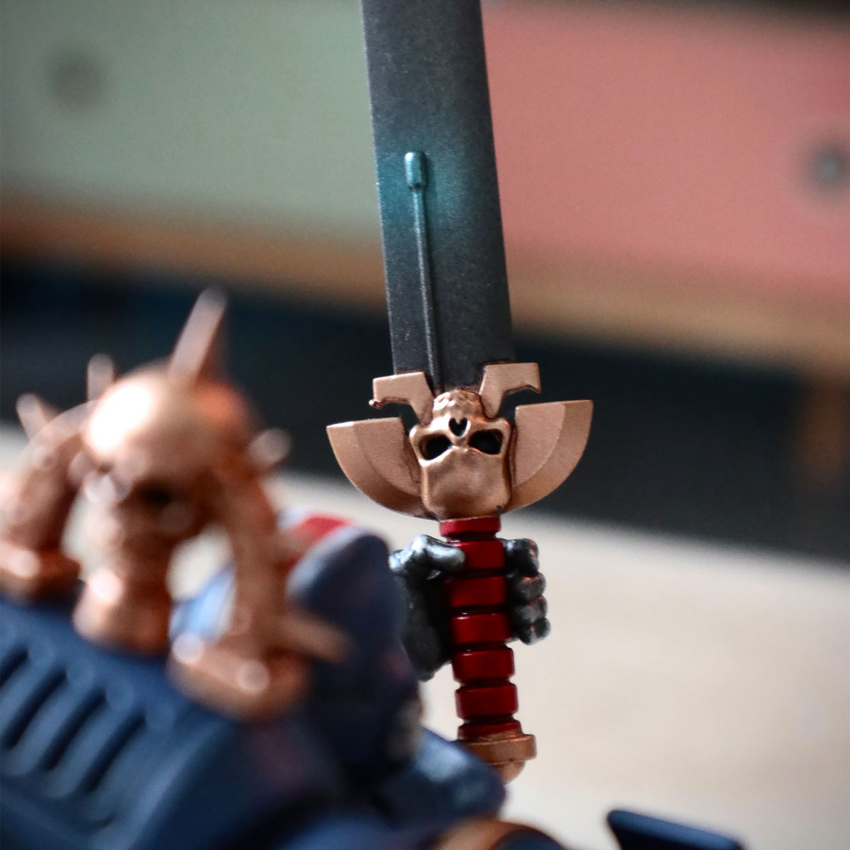 Produktbild Warhammer 40k - Ultramarines Löjtnant med Power Faust Actionfigur 1:18