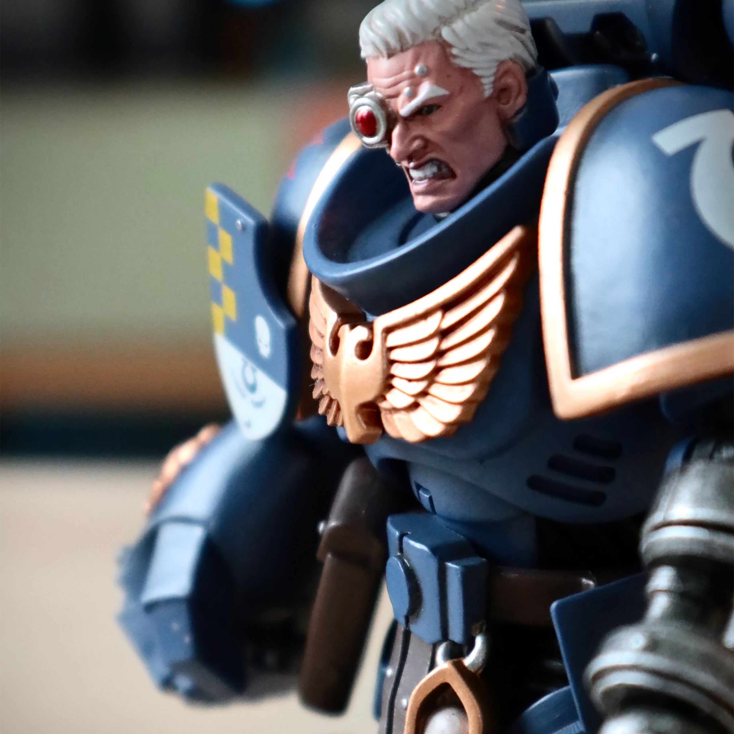 Produktbild Warhammer 40k - Ultramarines Löjtnant med Power Faust Actionfigur 1:18