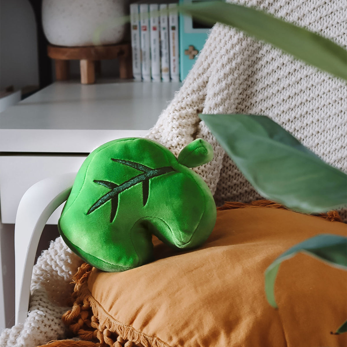 Produktbild Animal Crossing - Logoblad Plyschfigur