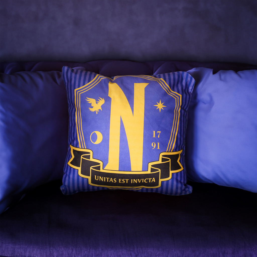 Produktbild Wednesday - Nevermore Academy Logo Kudde