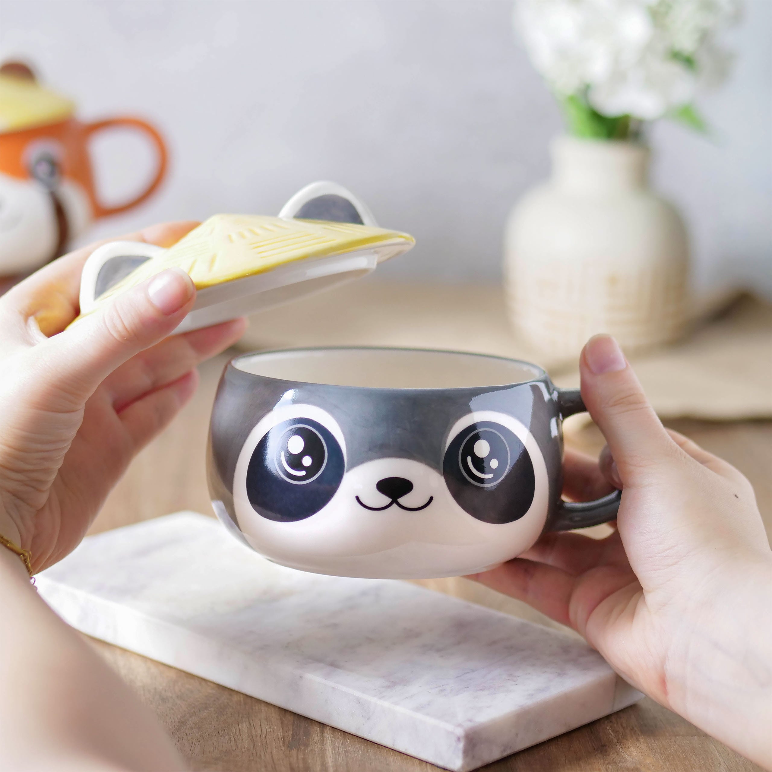 Produktbild Tvättbjörn Kawaii Mugg med lock för anime-fans