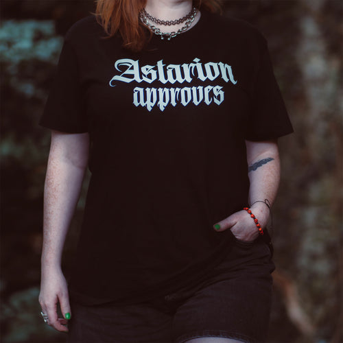 Produktbild Astarion Approves T-shirt för Baldur's Gate-fans