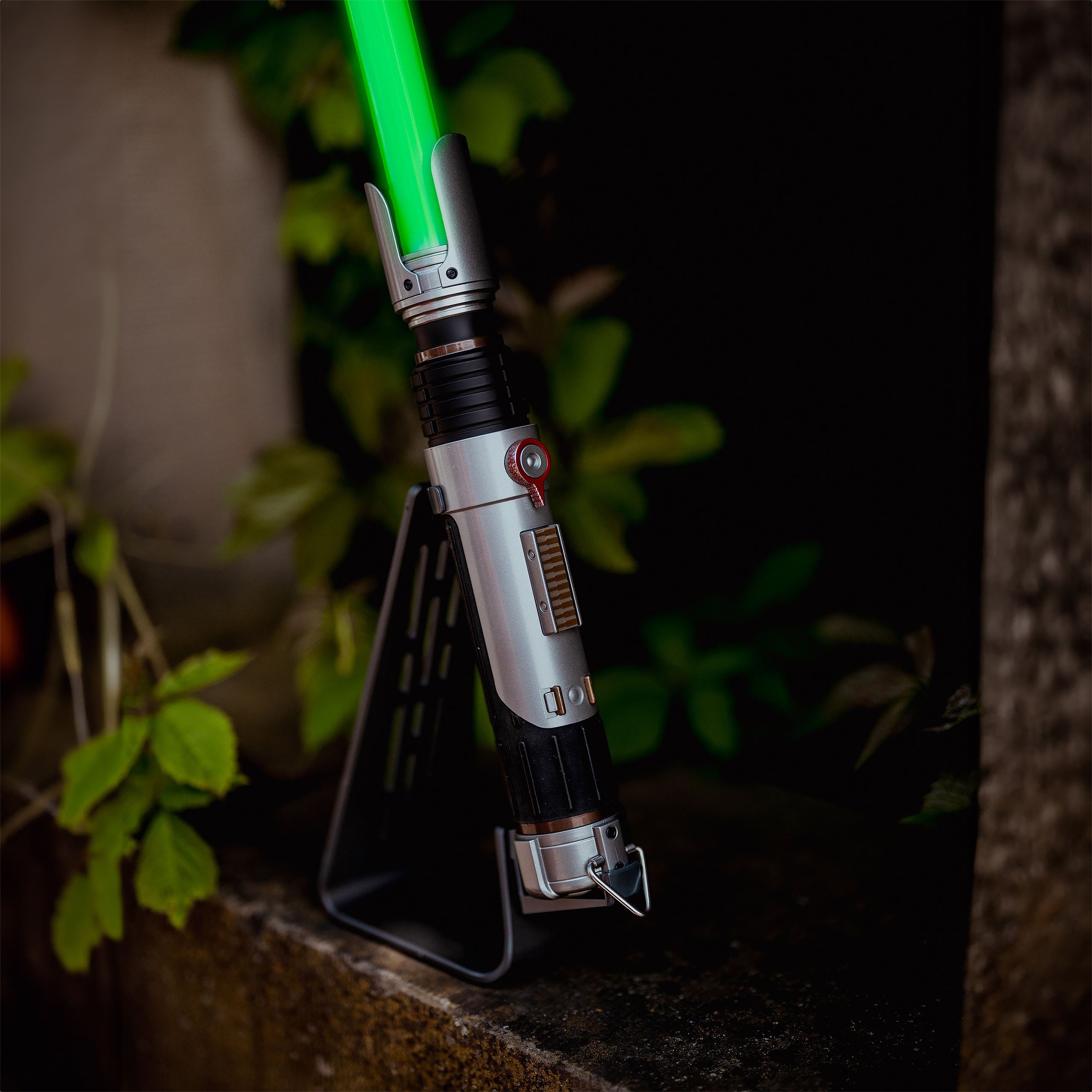 Produktbild Star Wars Ahsoka - Sabine Wren Force FX Elite Black Series Ljussabel