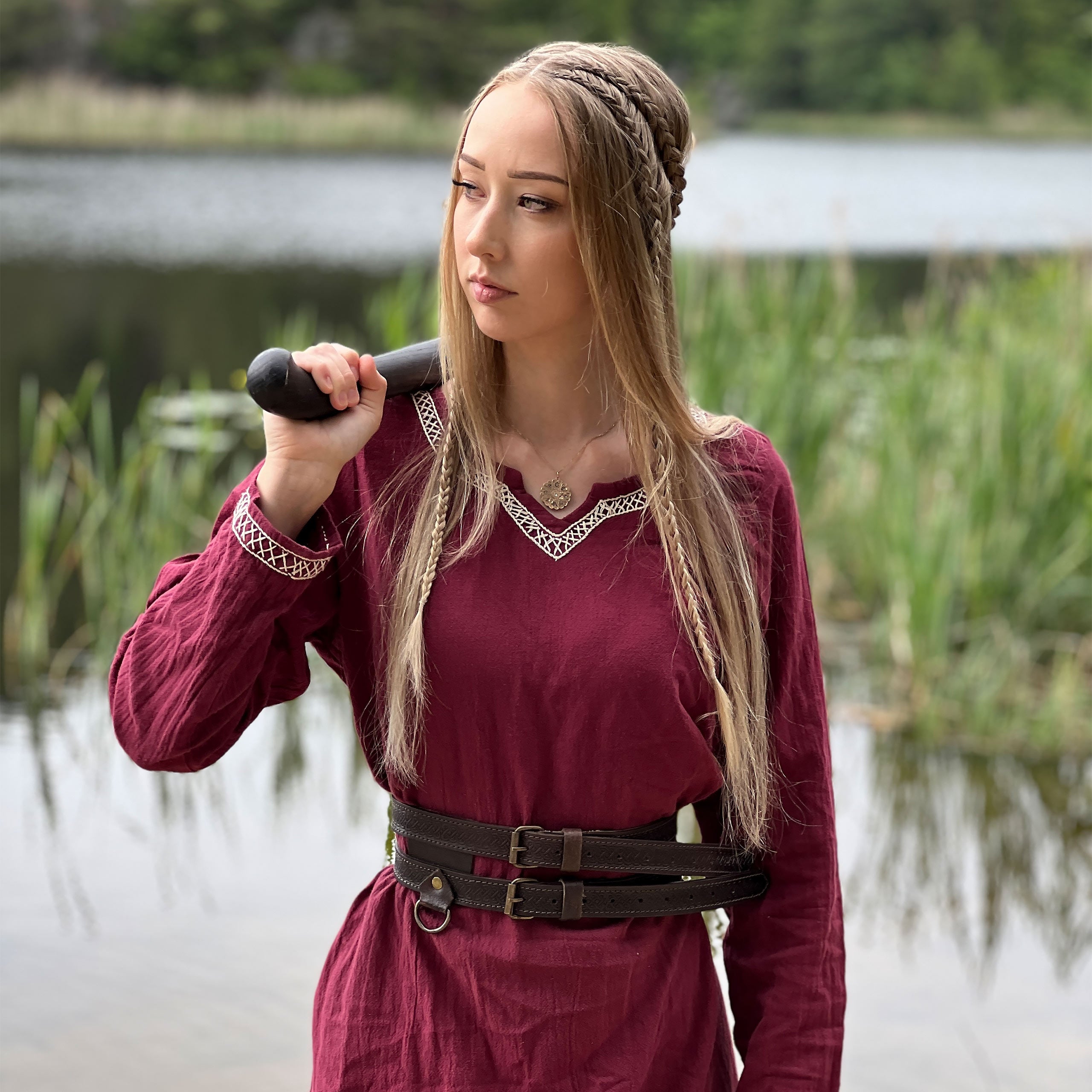 Produktbild Medeltidsklänning med handbroderi röd