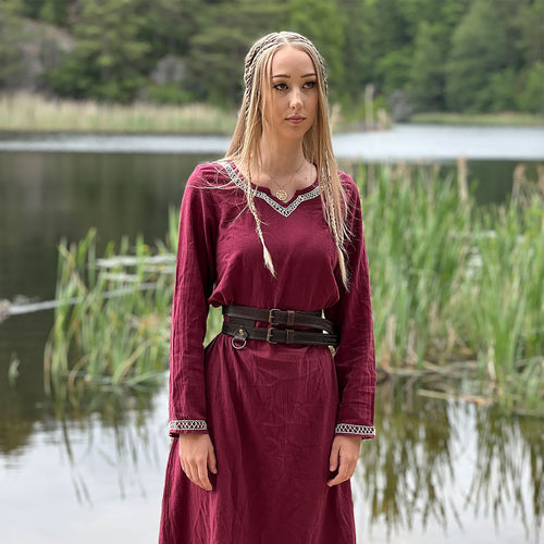 Produktbild Medeltidsklänning med handbroderi röd