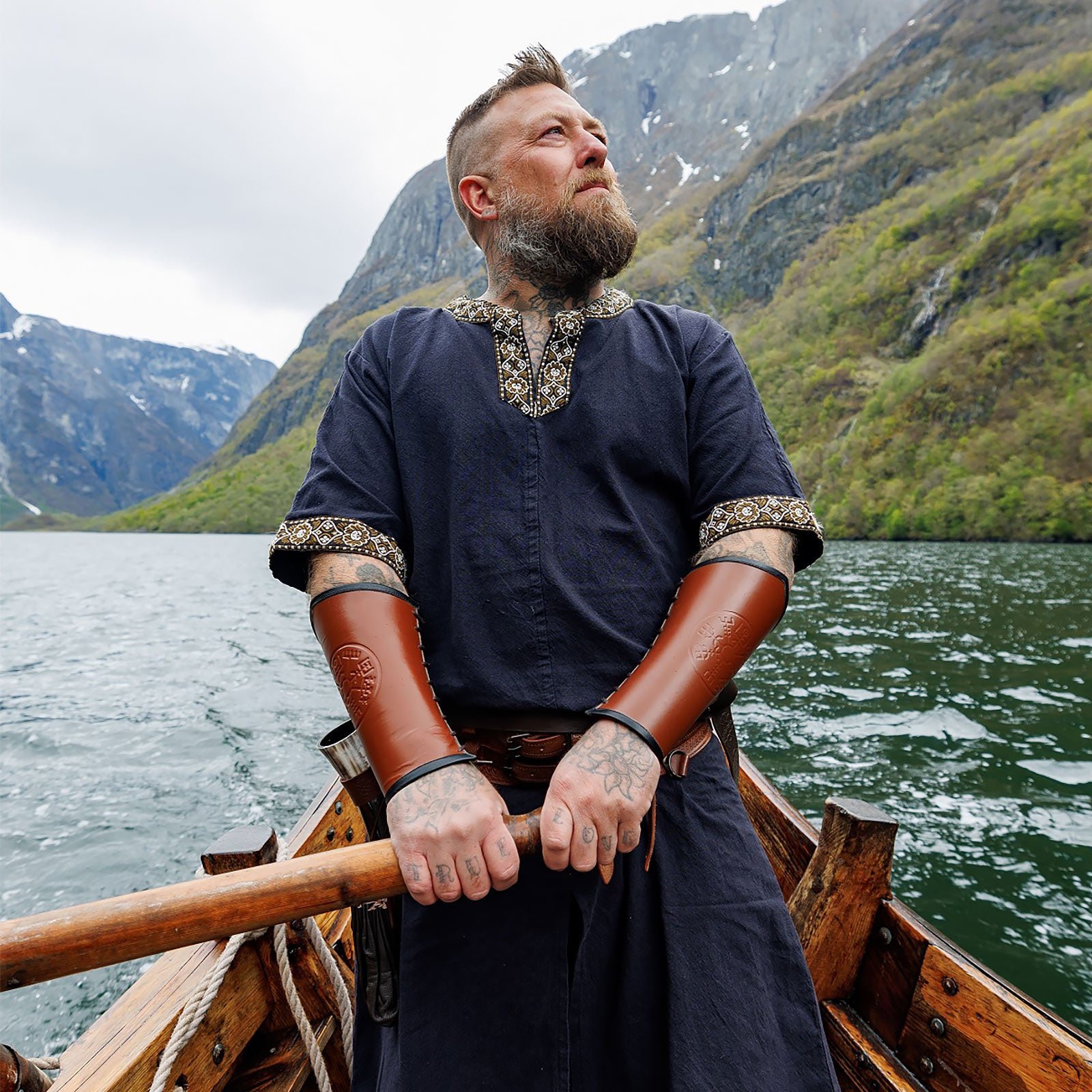 Produktbild Medeltida Tunika Kort Ärm med Bård Svart
