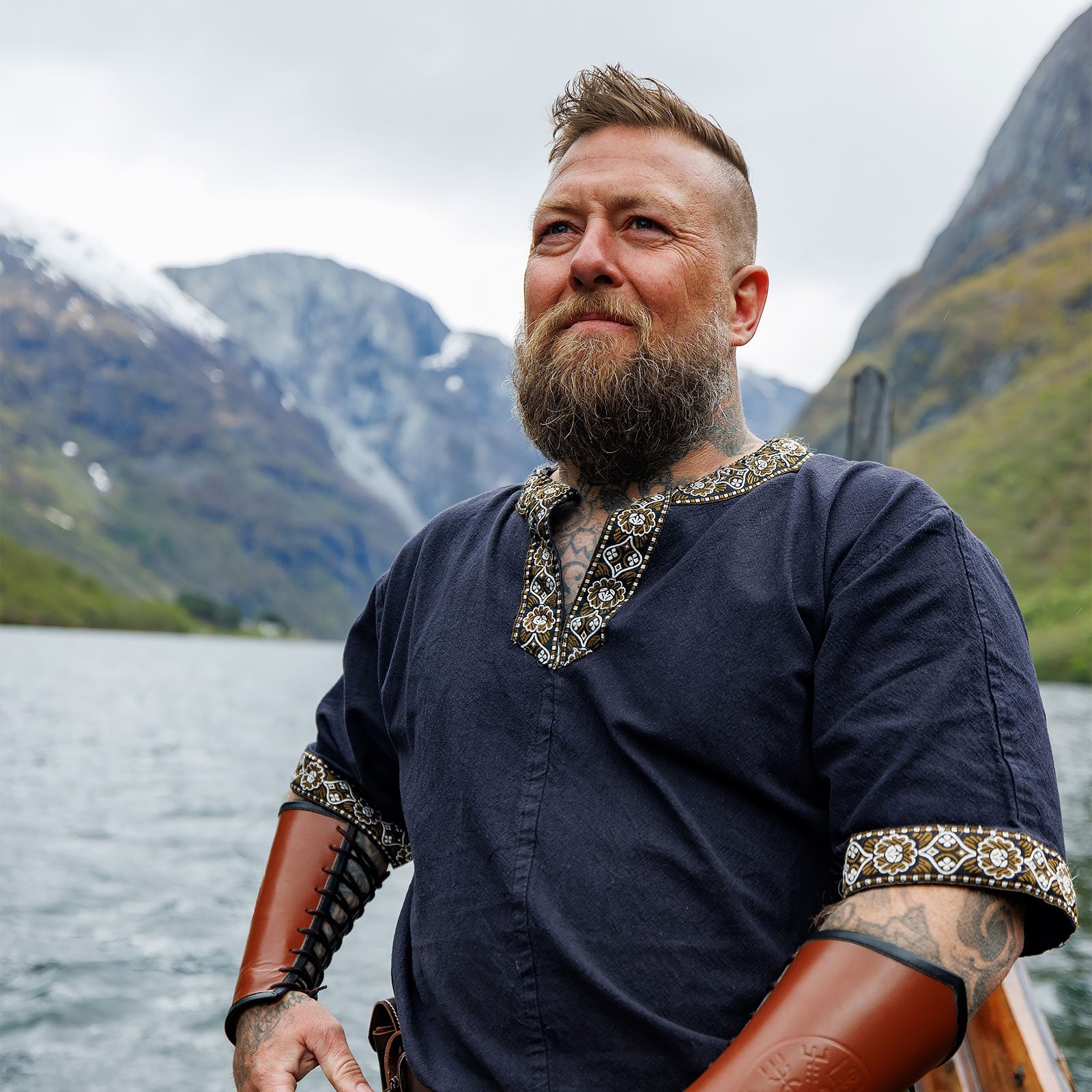 Produktbild Medeltida Tunika Kort Ärm med Bård Svart