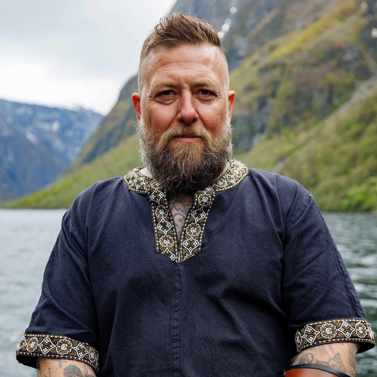 Produktbild Medeltida Tunika Kort Ärm med Bård Svart