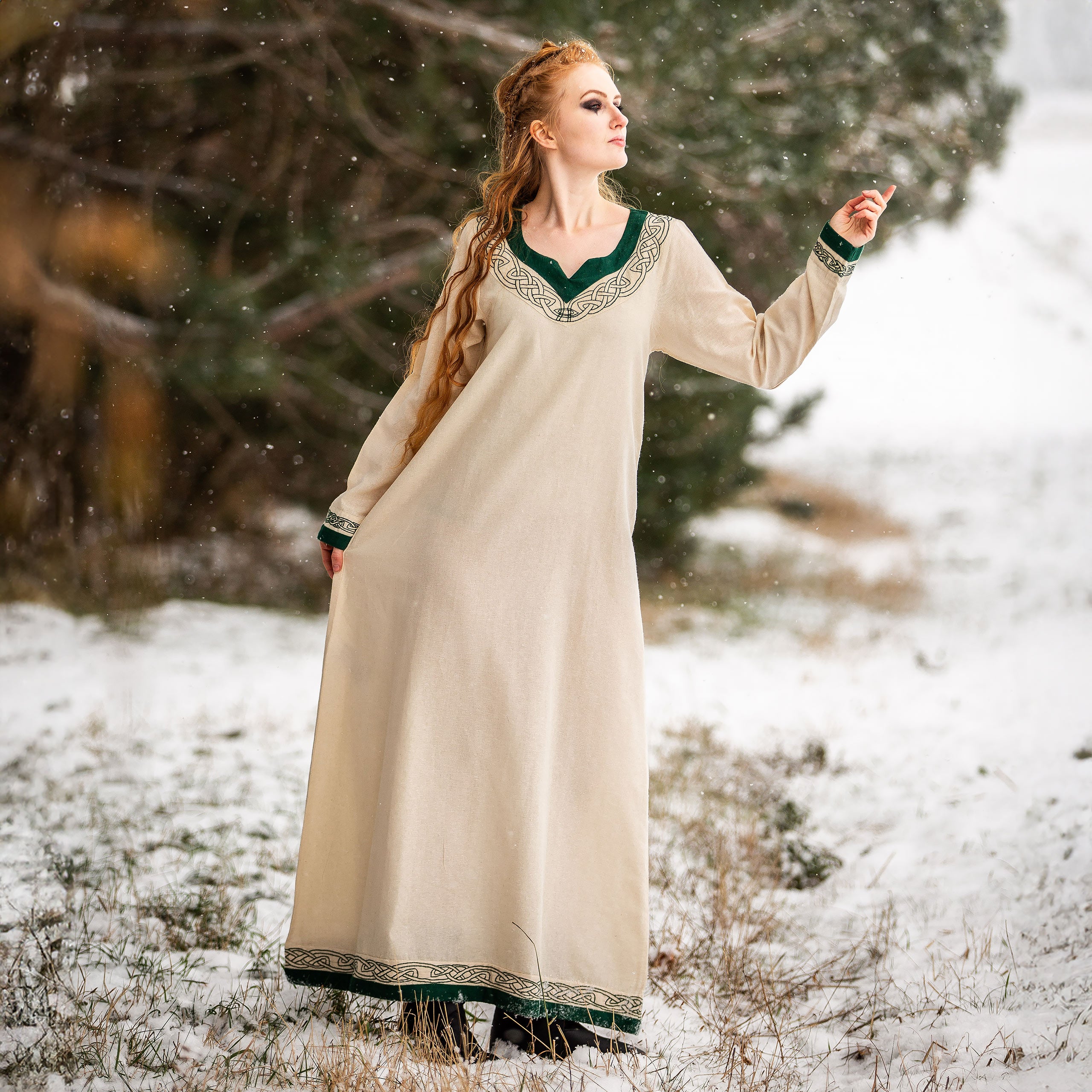 Produktbild Medeltida klänning med broderi beige-grön