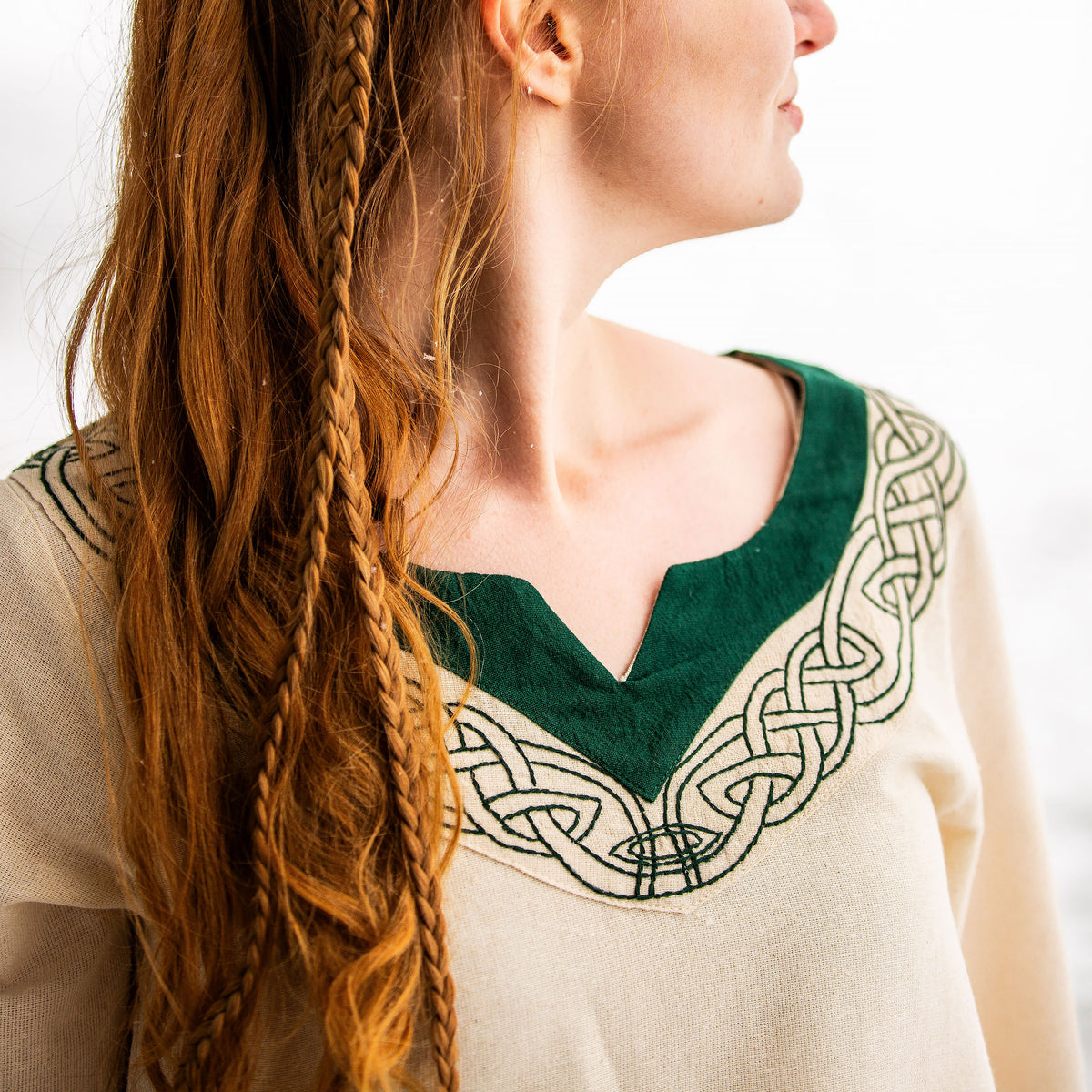 Produktbild Medeltida klänning med broderi beige-grön