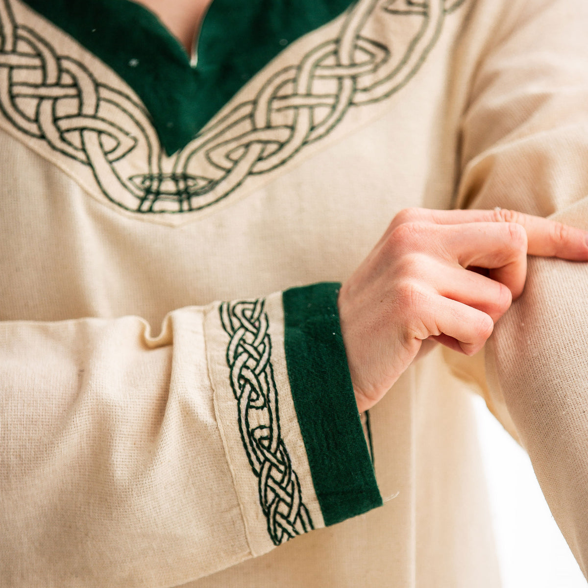 Produktbild Medeltida klänning med broderi beige-grön