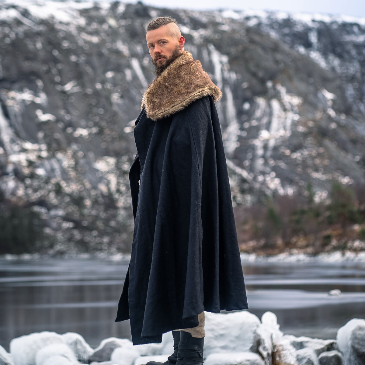 Produktbild Medeltida mantel med fuskpäls svart