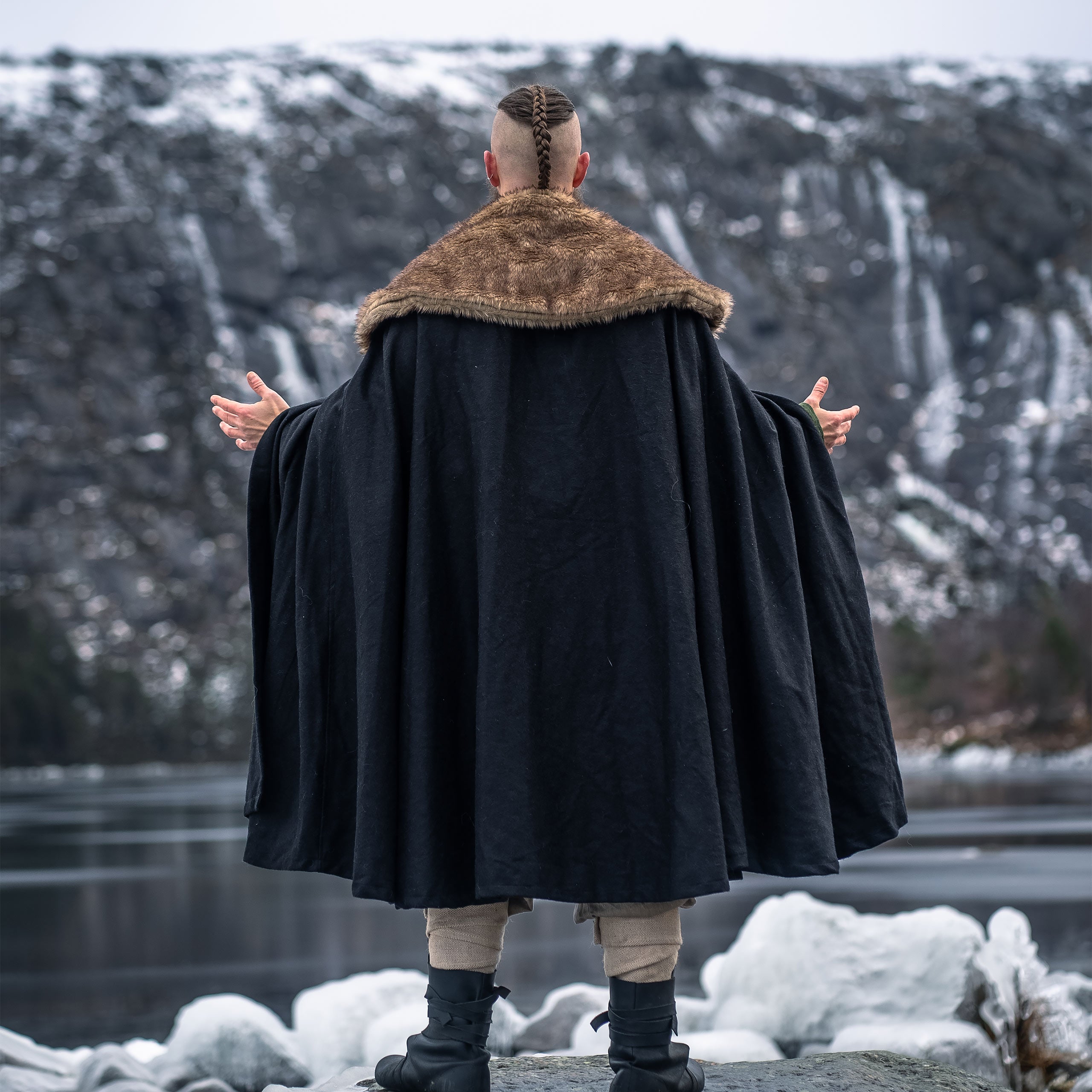 Produktbild Medeltida mantel med fuskpäls svart