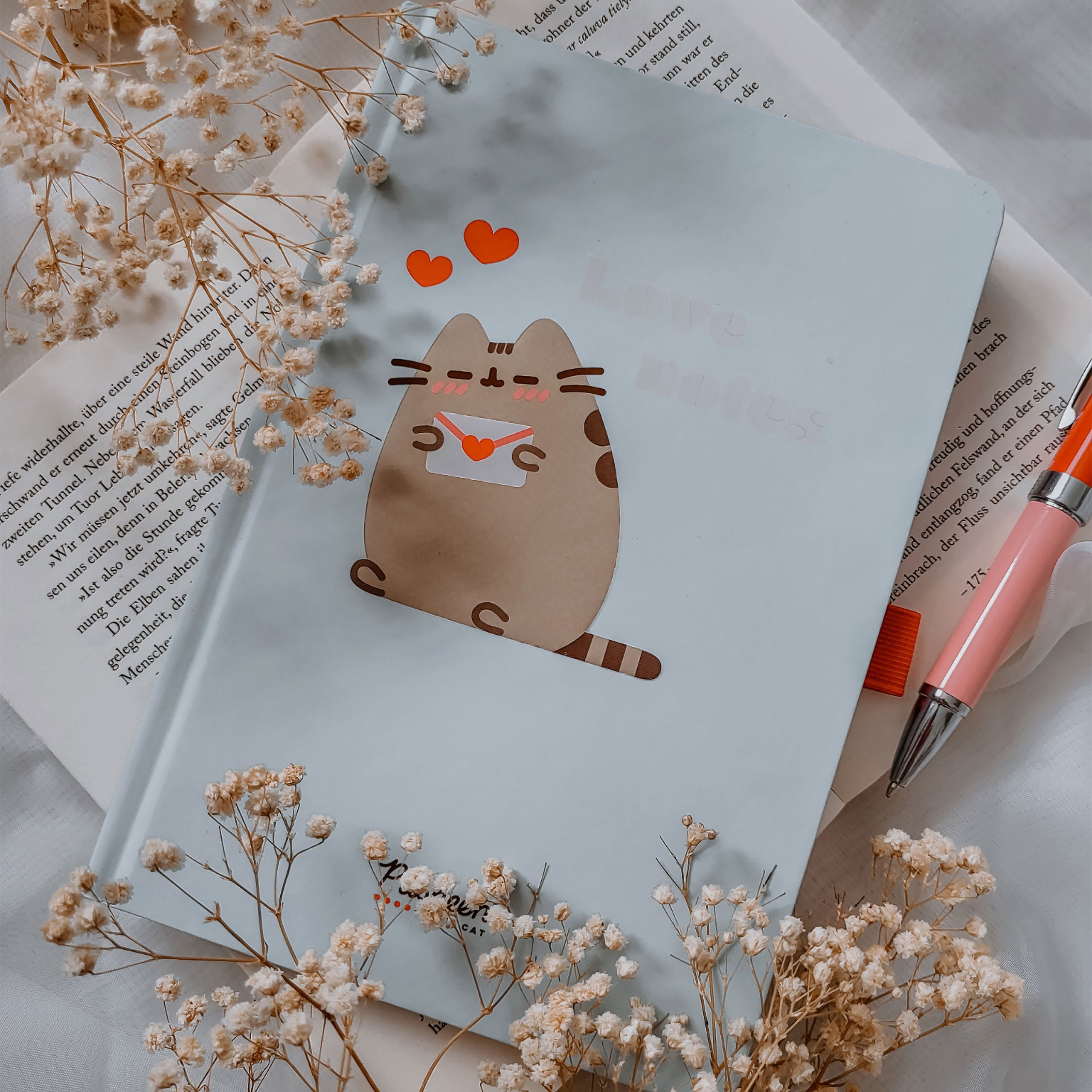 Produktbild Pusheen - Purrfect Love Anteckningsbok med kulspetspenna