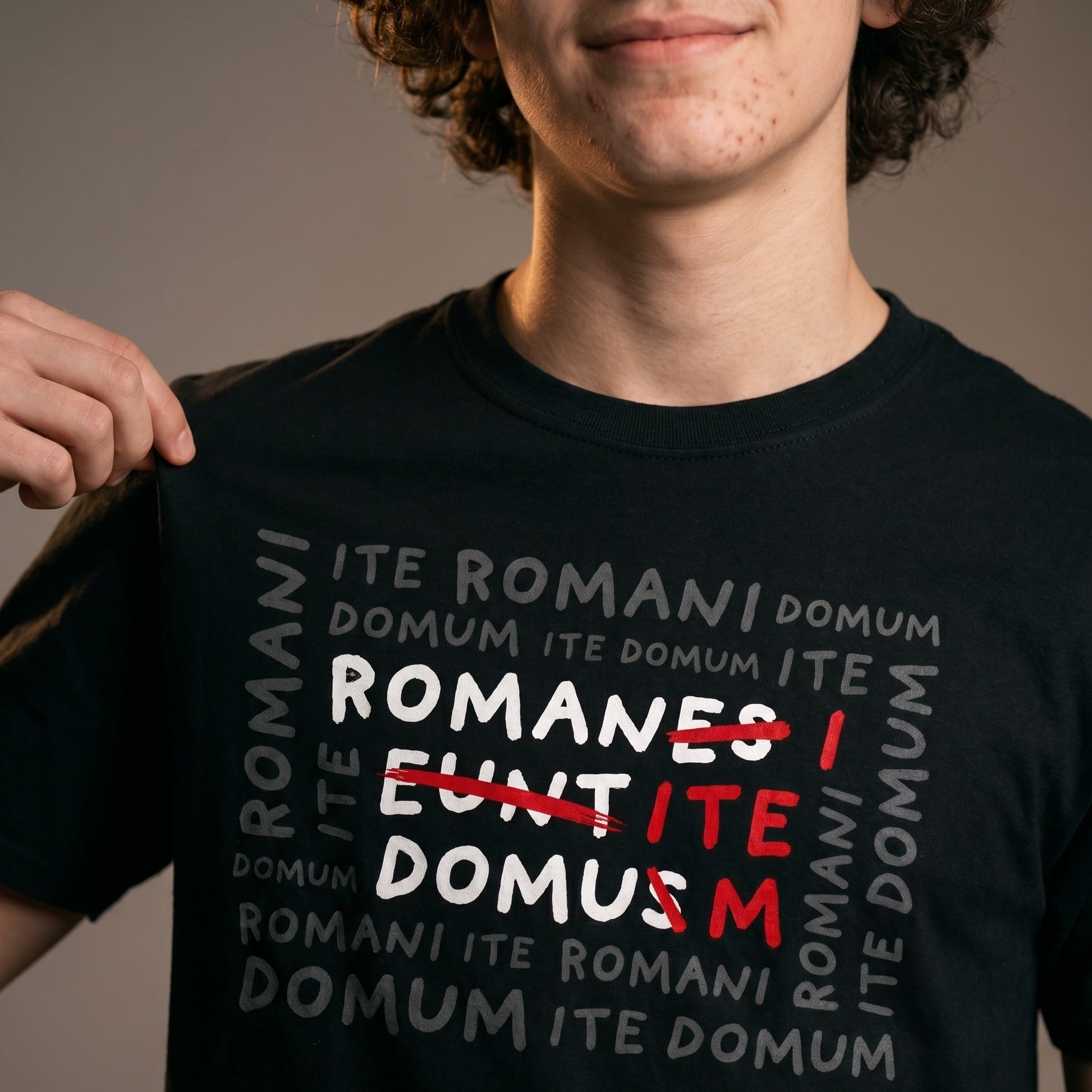 Produktbild Romani Ite Domum T-shirt för Monty Python-fans