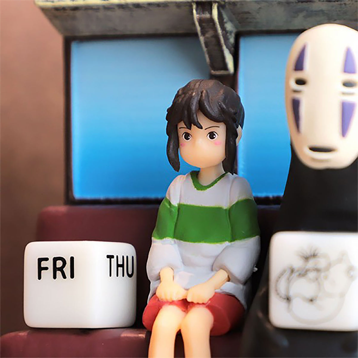 Produktbild Spirited Away - Ansiktslös & Chihiro 3D Årskalender