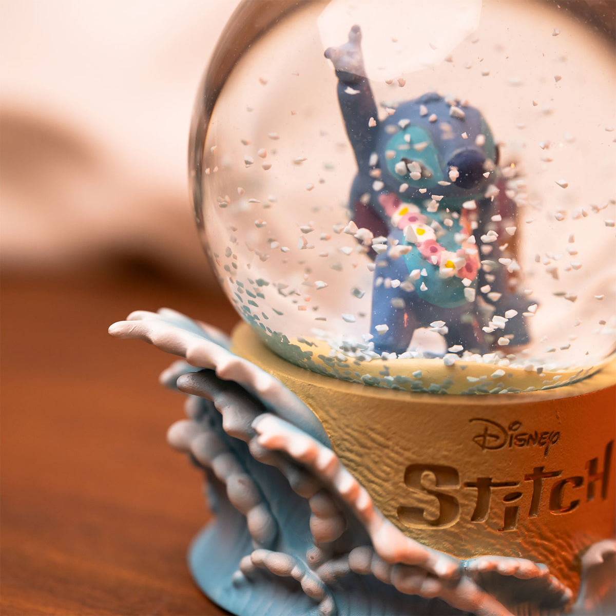 Produktbild Stitch med ukulele snöglob - Lilo & Stitch