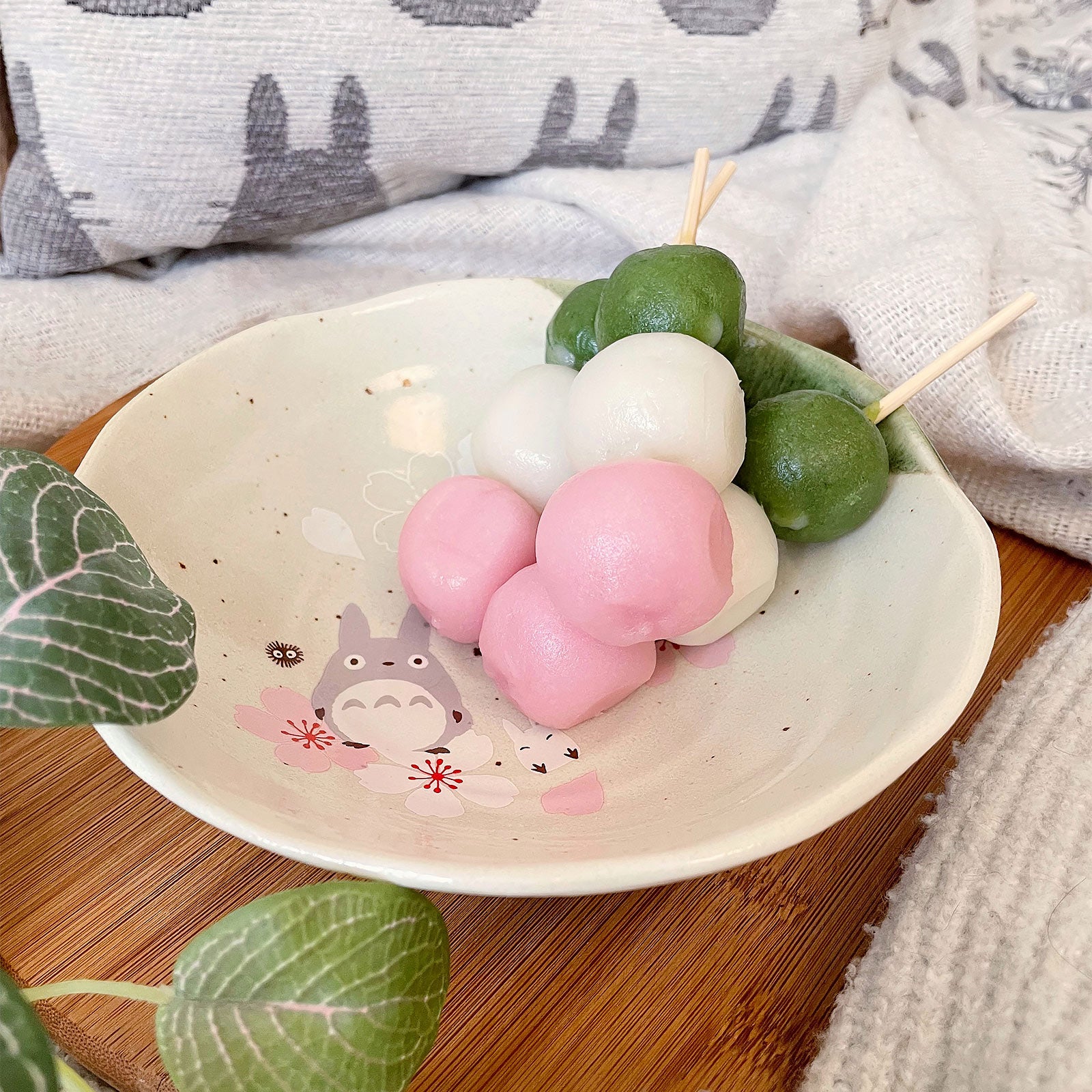 Produktbild Min granne Totoro - Japansk tallrik Mino Cherry Blossom