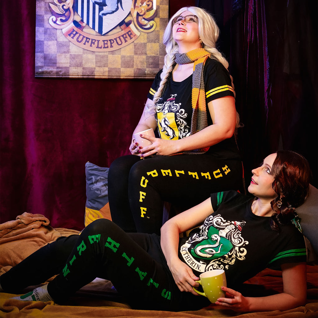 Produktbild Hufflepuff vapensköld pyjamas svart - Harry Potter