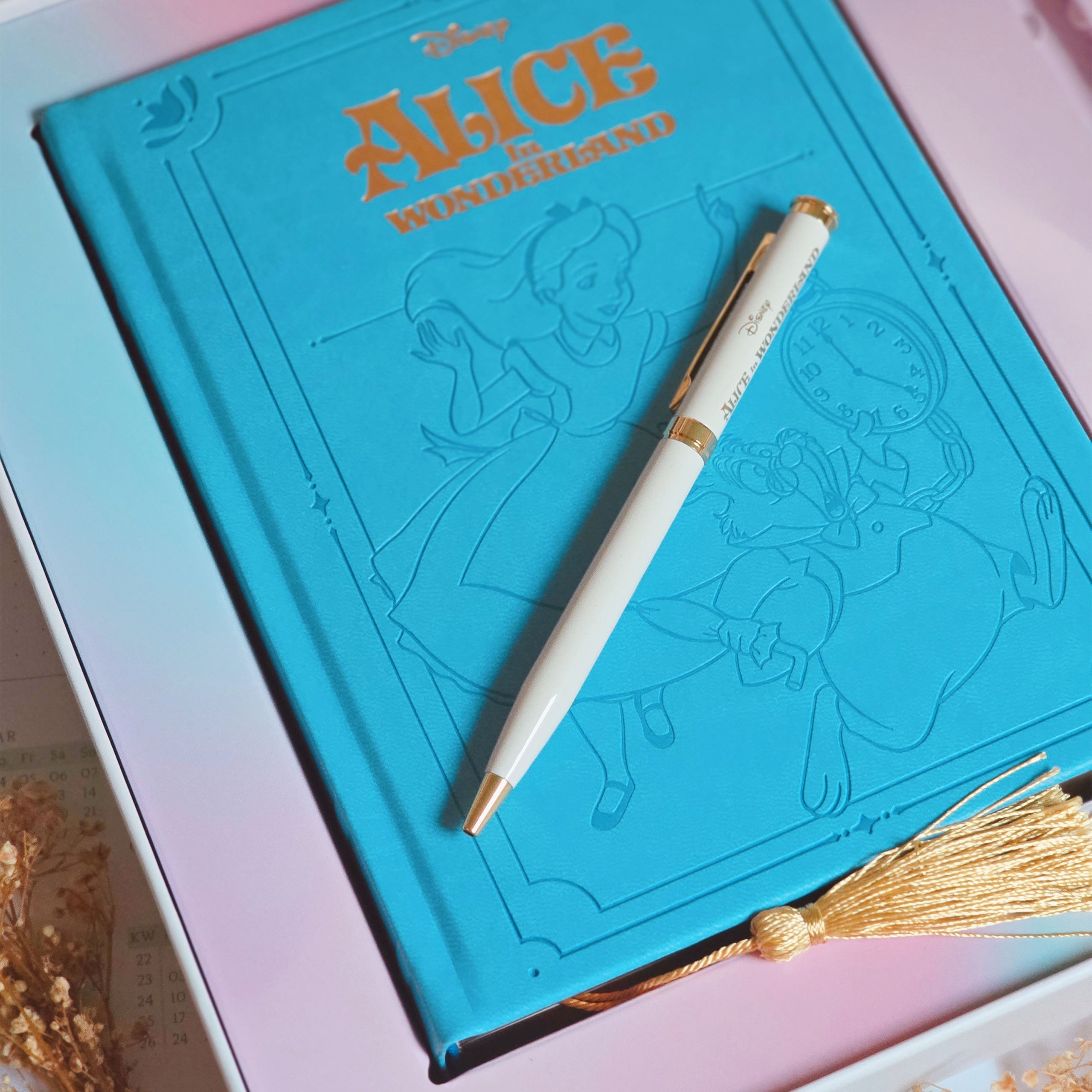 Produktbild Alice i Underlandet - Premium Anteckningsbok Tea Time med kulspetspenna