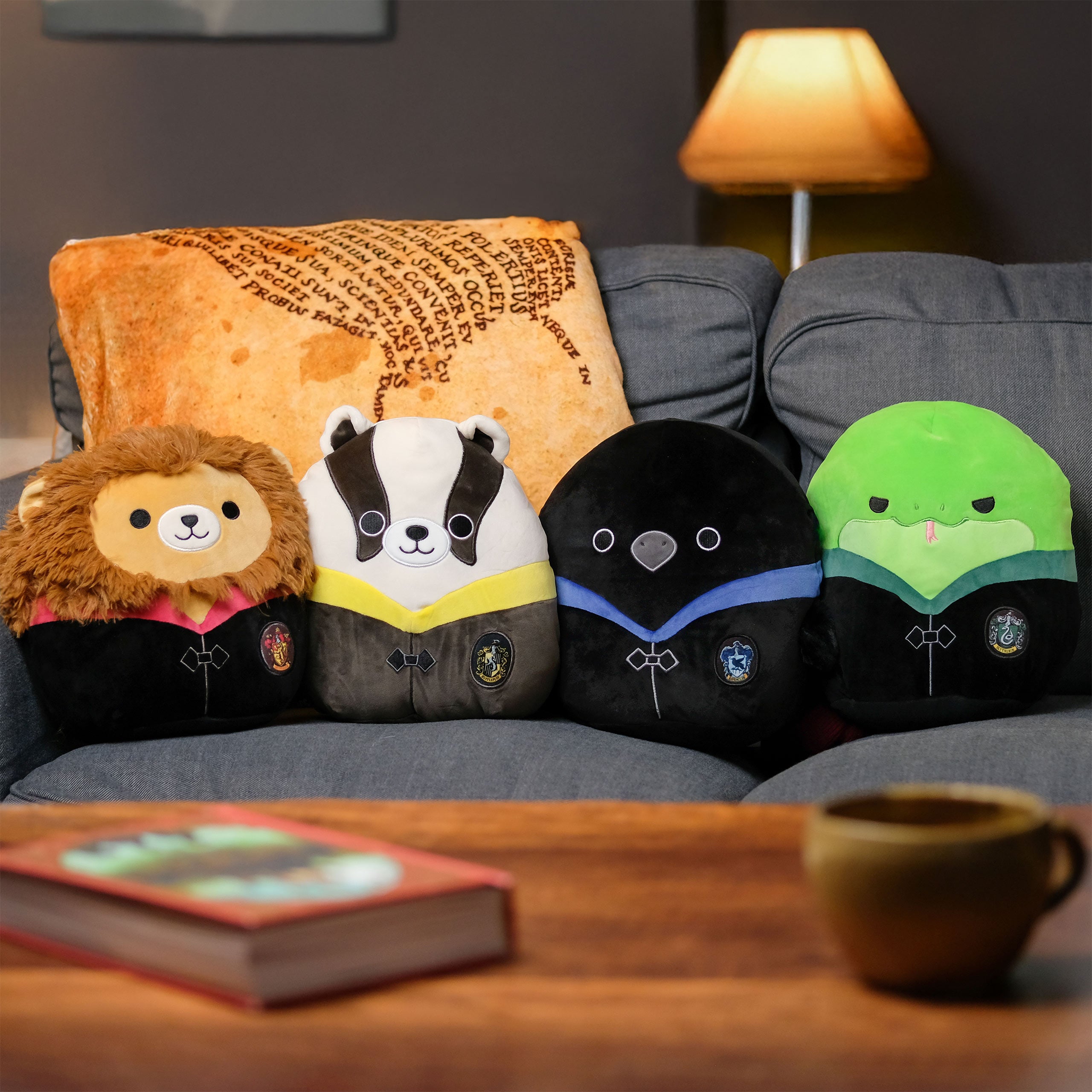 Produktbild Harry Potter - Ravenclaw Korpen i mantel Squishmallows Plyschfigur