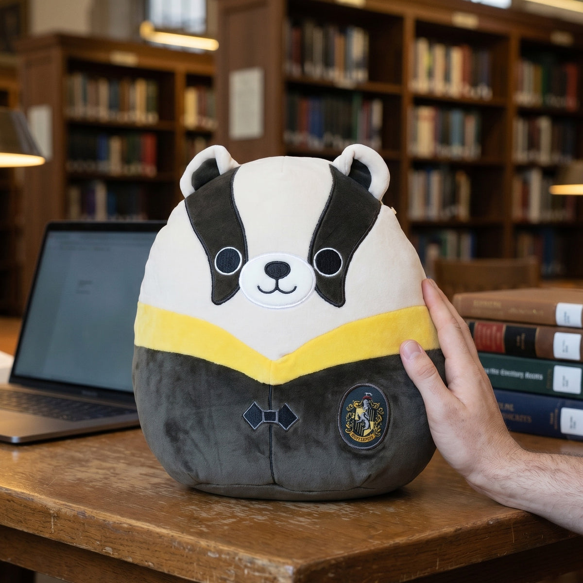 Produktbild Harry Potter - Hufflepuff Grävling i Robe Squishmallows Plyschfigur