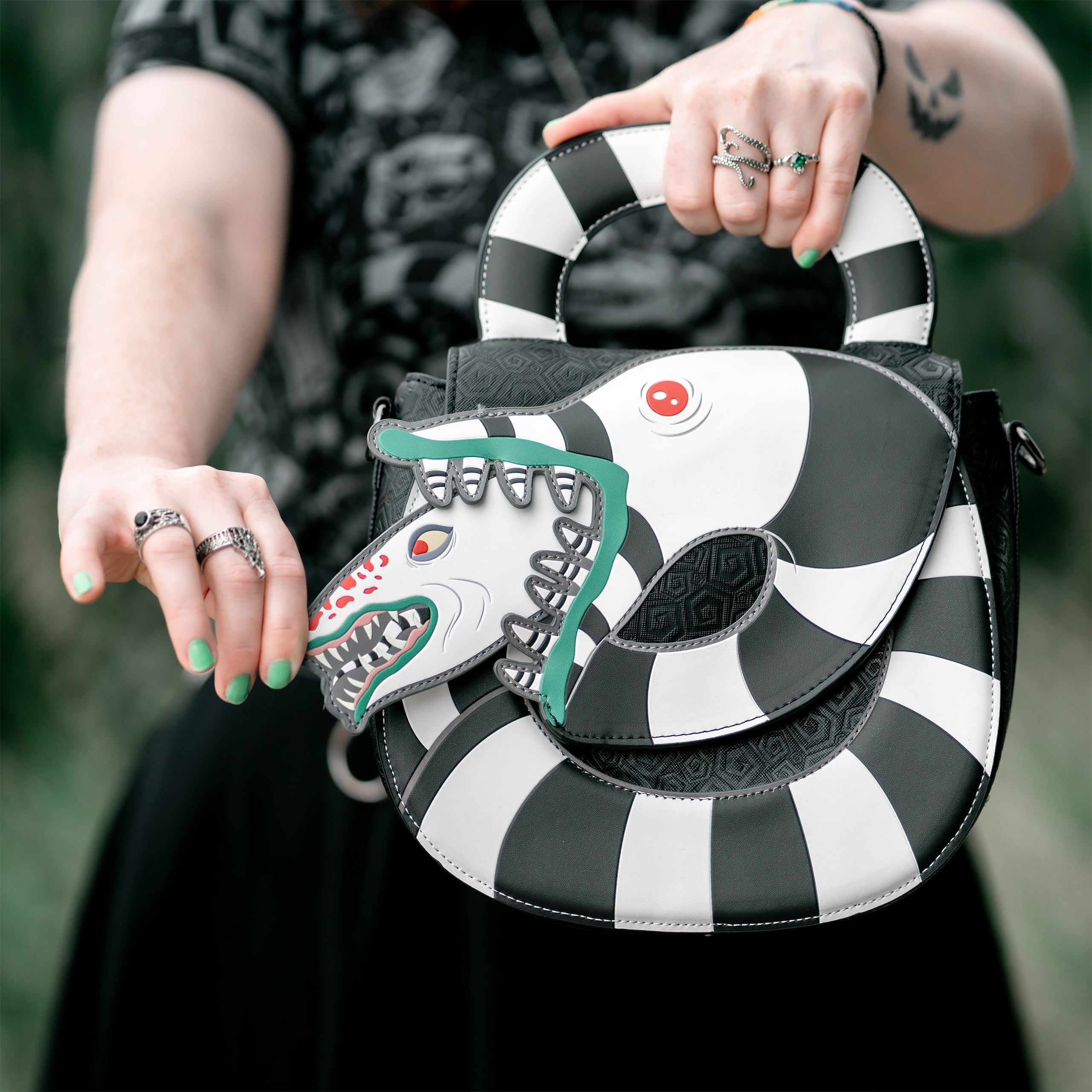 Produktbild Beetlejuice - Sandworm crossbody-väska