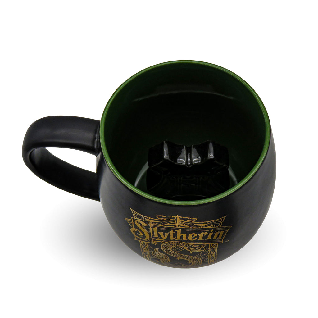 Produktbild Slytherin-mugg med 3D Hogwarts-emblem inuti - Harry Potter