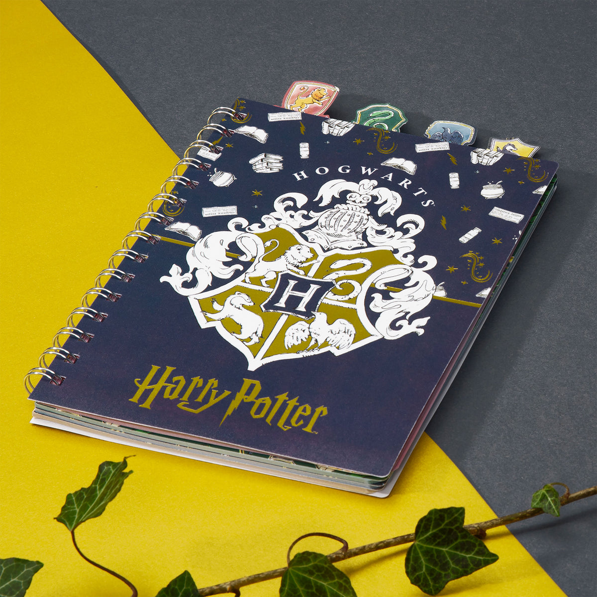 Produktbild Harry Potter - Hogwarts spiralblock med register